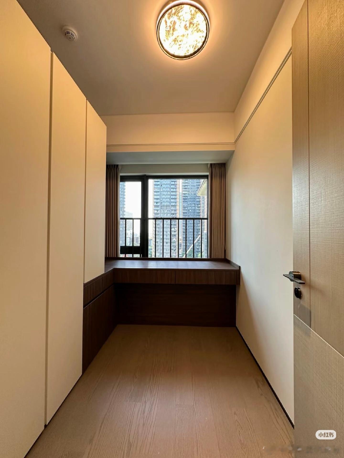 前海某新房的小房间，真够小的，还是飘窗房。