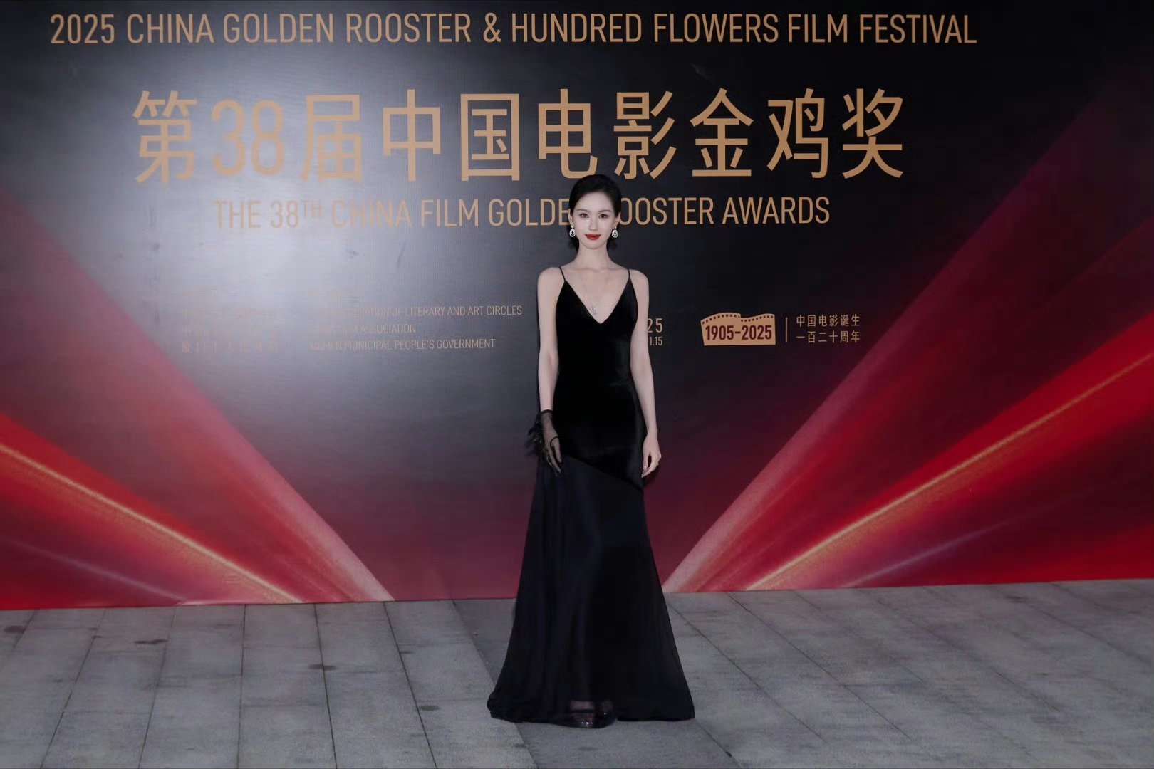 这次金鸡奖的黑裙选得太妙了，没有复杂装饰，仅靠剪裁就赢了。深V领拉长颈部线条，露