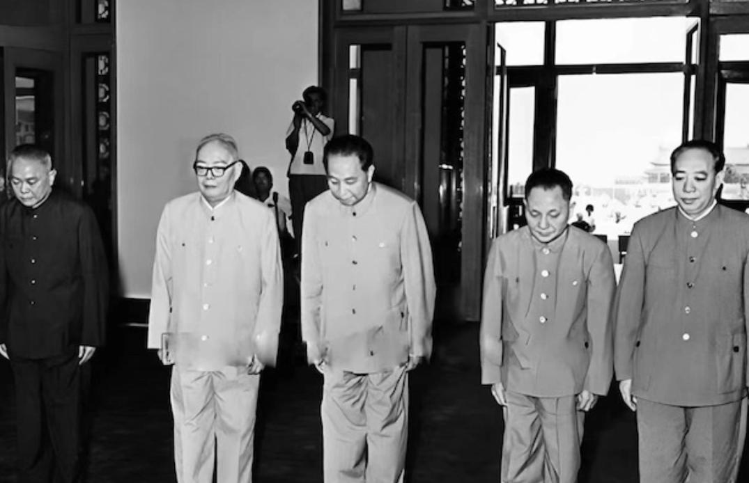 1977年9月9日，领导同志集体出席毛主席纪念堂落成典礼大会。1977年9月
