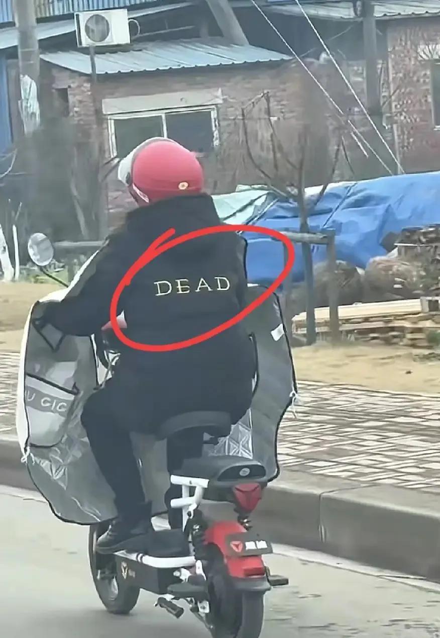 一抖音博主开车在路上的时候，发现一位骑电动车的阿姨，于是上前立马把她叫住了，因为