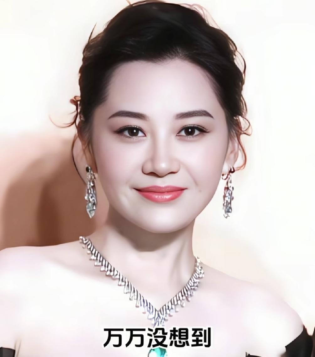 当年冯小刚一句话，全北京的男人没有一个敢娶许晴，直接亮出了许晴的底牌。当年无数人