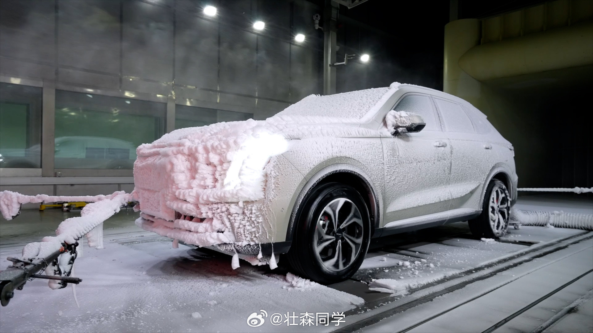 看到于东来到访长城，其实挺有意思的。一个做零售，一个造车，看起来完全不搭，但聊到