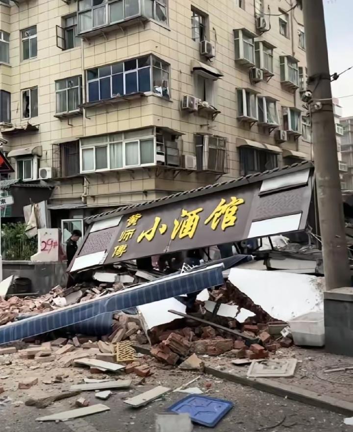 济南黄师傅小酒馆突发坍塌的事，看得人心里直发慌。2026年4月13日早上9点