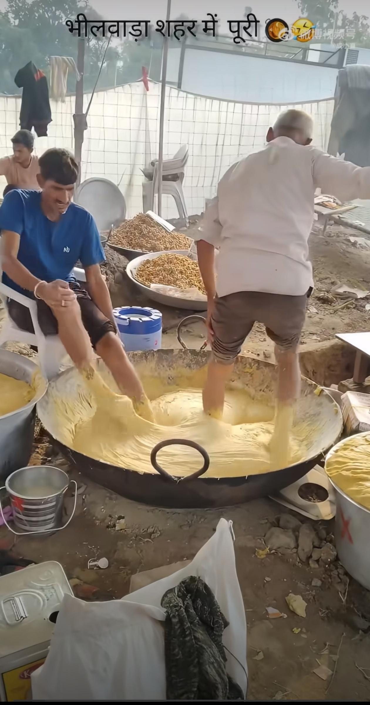 这个不是飞饼，叫印度油炸空心油饼，用面糊擀成小圆饼后下锅油炸，遇油会鼓成空心圆球