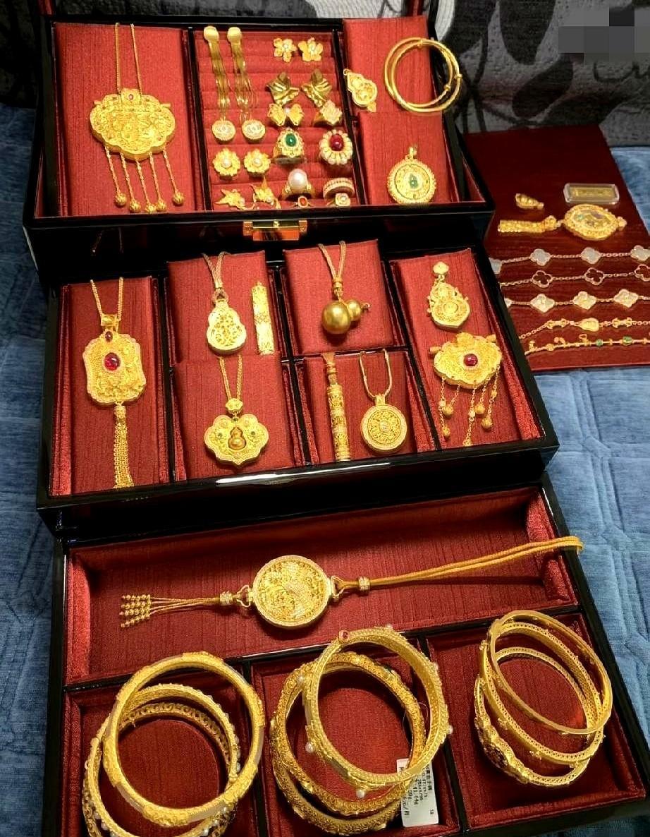 金价破1100，准新娘在柜台哭出声——不是因为不幸福，是怕这戒指买完，下个月工资