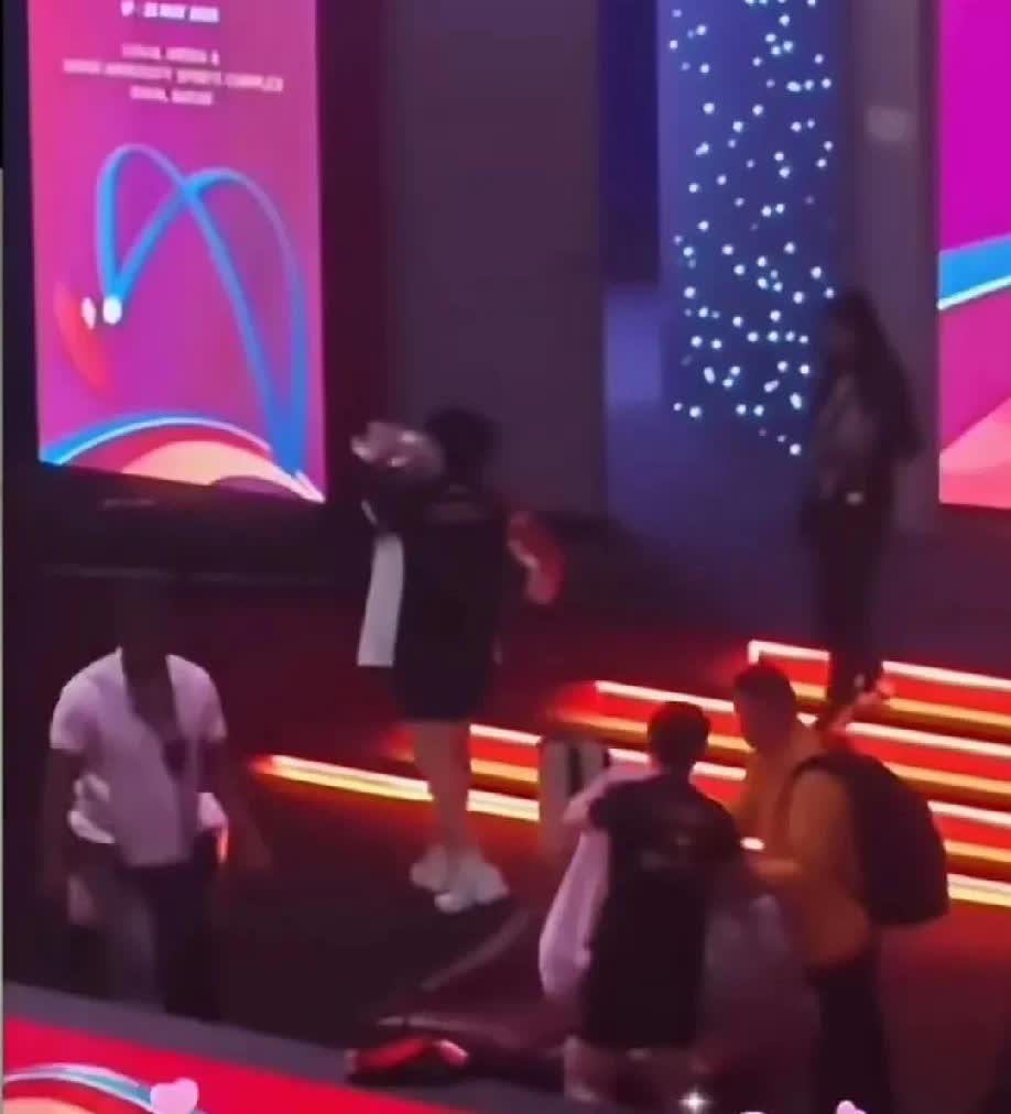 头哥不想等的那么明显，只能边喝水边等莎莎，头哥还是没有莎莎大气。打完混双