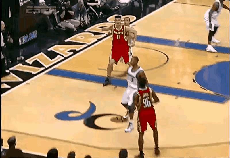 刚看完职业生涯暮年的麦基，在CBA赛场上大杀四方，可想当年的姚明是什么级别，可见