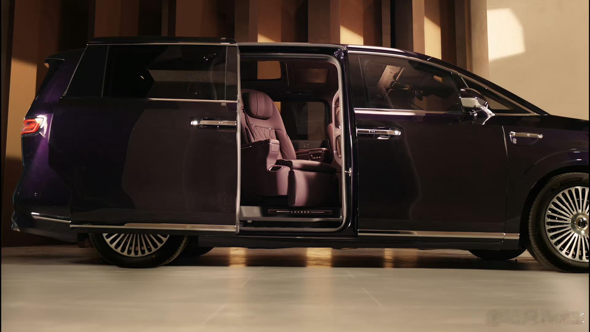 鸿蒙智行旗舰MPV智界V9内饰首发，首发内饰的颜色是绒霞紫，直接和智界V9的辉光