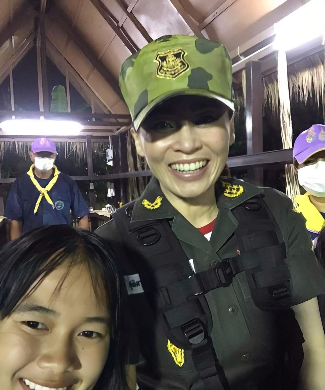 苏提达王后军装造型好美，怼脸拍依旧惊艳苏提达投身军旅十数载，获上将军衔，身着军