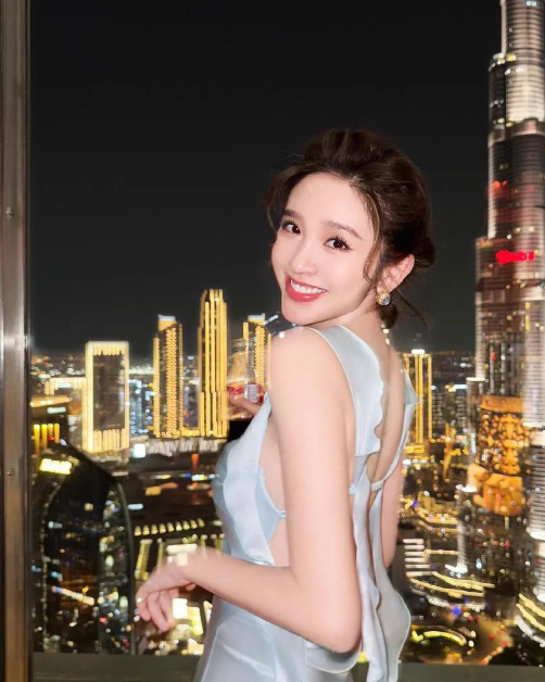 唐艺昕的美腻瞬间露背裙打造超强氛围感