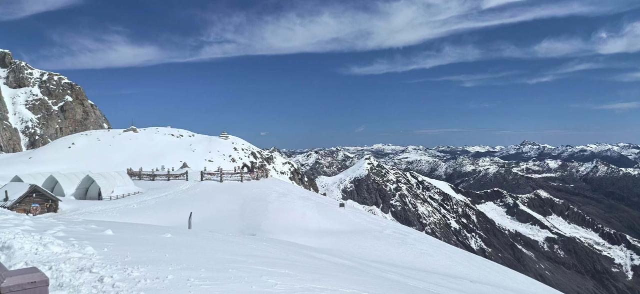 达古冰川是全球海拔最低、面积最大、年纪最轻的现代山地冰川之一，形成于约9000年