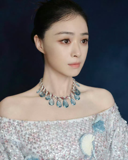 这热搜，确实有点搞笑了。华妃娘娘确实美，但是可不可以夸的文雅一点呢？比如说，好精