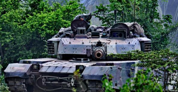 VT-4坦克一声怒吼，洪森爱将当场阵亡！泰国这次是真下了死手，东南亚的天，恐怕要