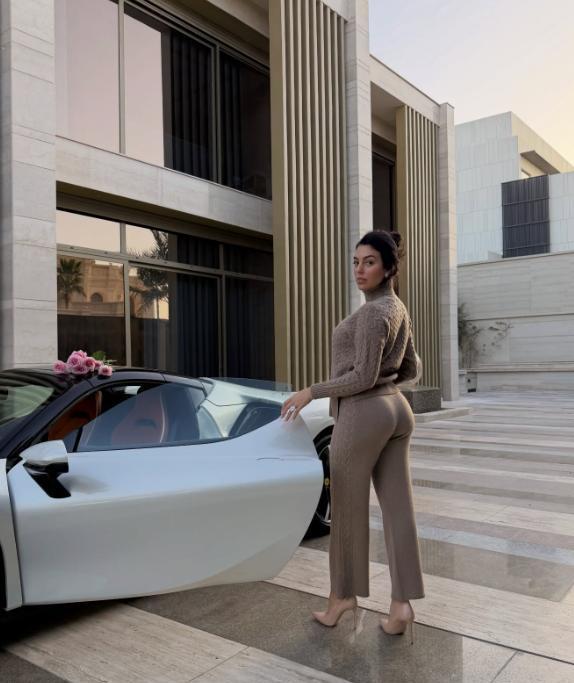 还在酸乔治娜是“柜姐上位”？醒醒吧！能让C罗这种顶级自律狂魔死心塌地，光靠一