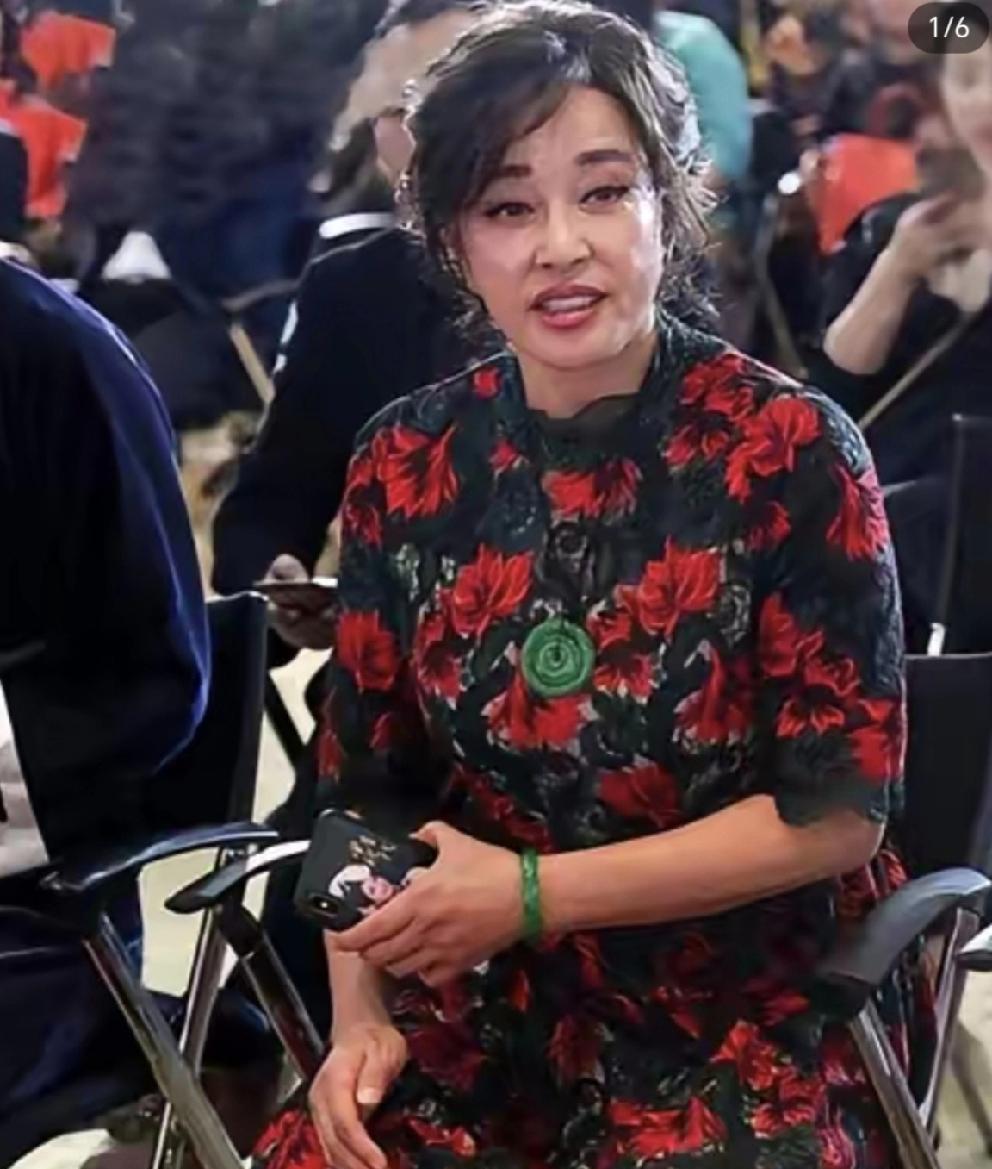 76岁斯琴高娃与75岁刘晓庆素颜同框，一个真相藏不住了。刘晓庆的眼睛里，还窜着