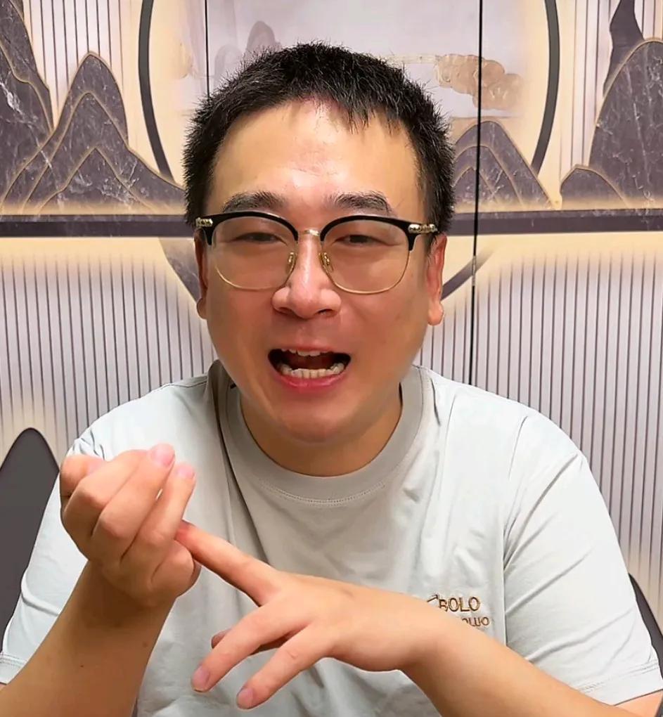 云昊今晚上直播，直播间三百多人！云昊变瘦了，人也精神了，大宝太有意思了，说着