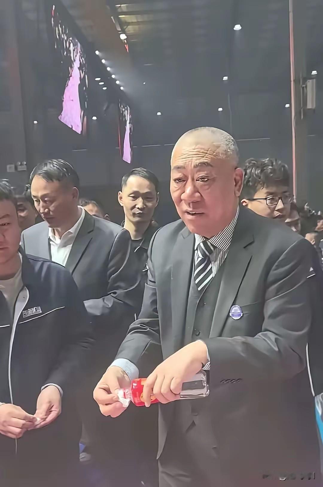 崔培军这下有名，通过过年发钱，给员工的福利待遇好，这下出大问题了，新年刚过，大量