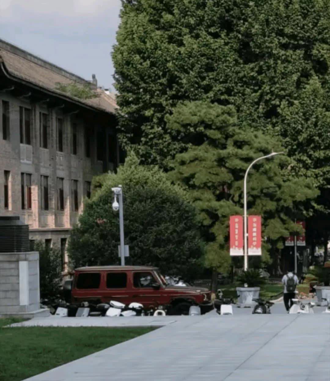 王楚钦开着自己的红色大G去北大报到，太帅了！开大G的北大研究生！换别人觉