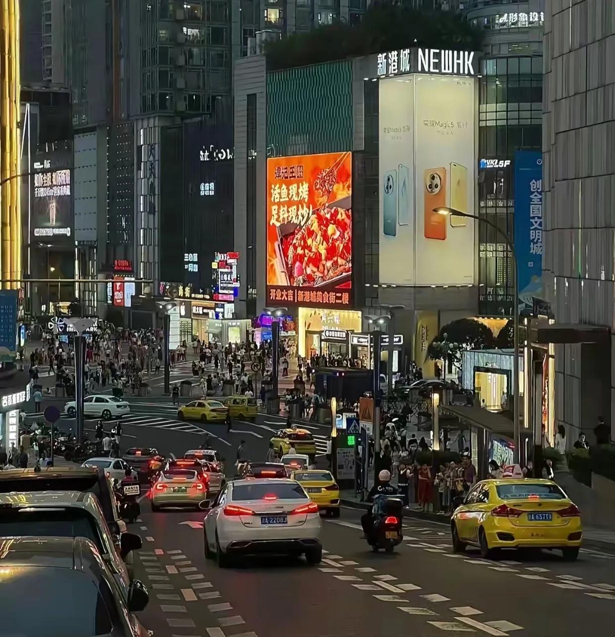 2025年前三季度成都社消总额超广州，增速6.5%，是前十五名增速最高的城市；重