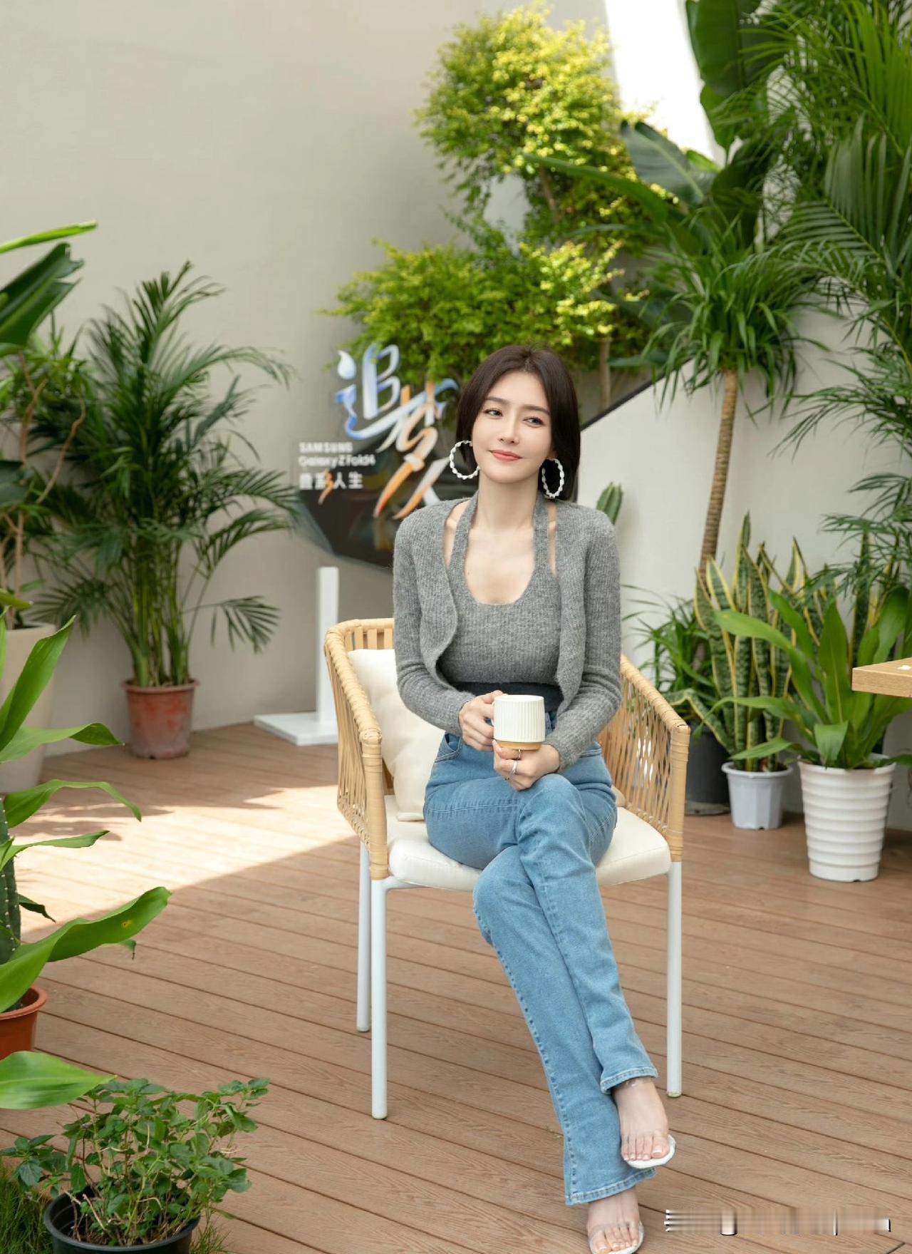 秦岚这身私服，灰色毛衣背心叠穿同色系小衫也太会搭了吧，慵懒又高级，把温柔气质直接