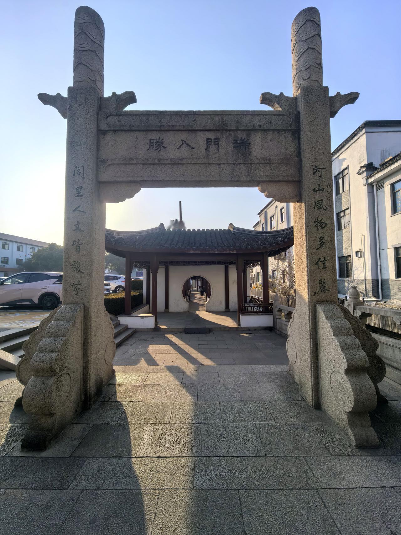 随手拍木渎古镇。木渎古镇位于苏州城西太湖之滨、灵岩山麓，有2500多年历史，与姑