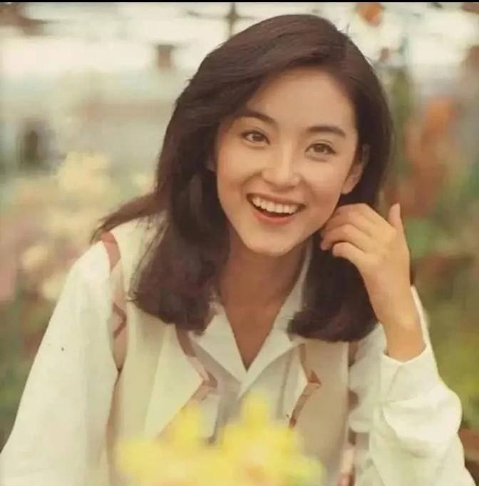 1973年，26岁已婚的秦汉爱上了17岁的林青霞，怀孕8个月的妻子邵乔茵心痛不已