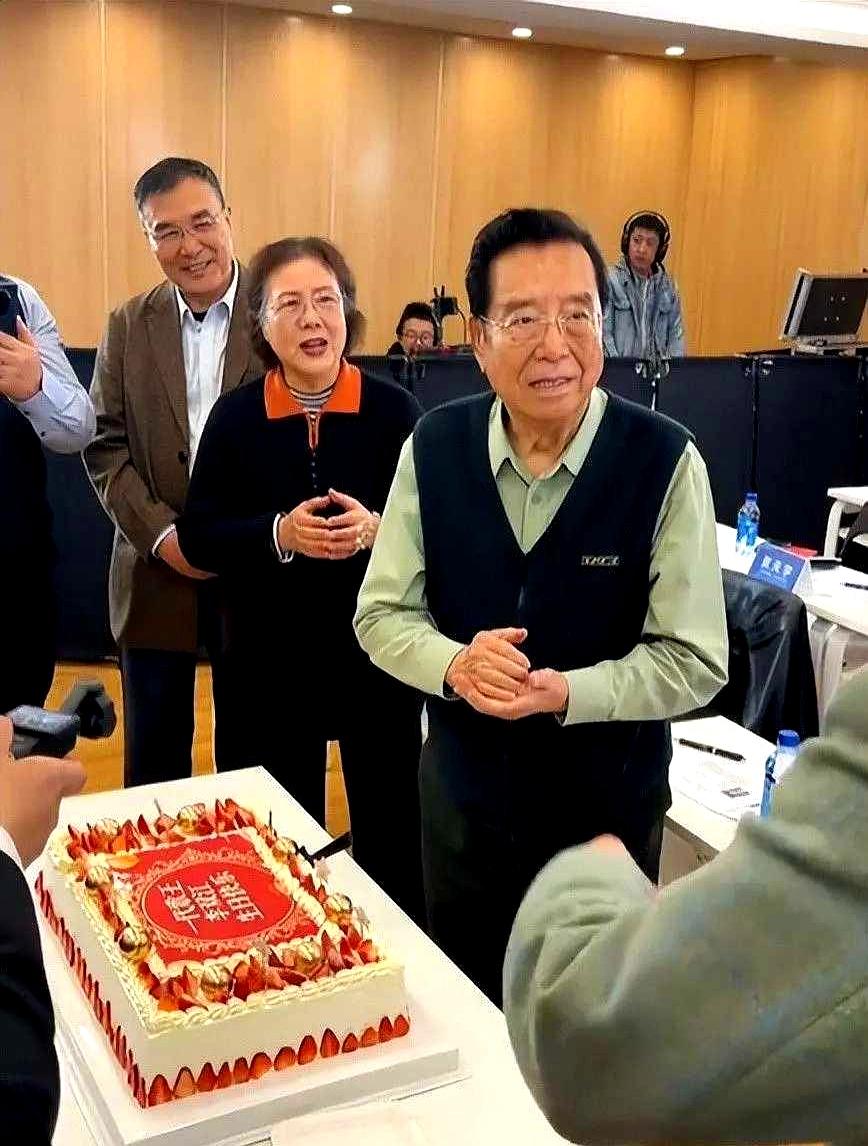 87岁了还不退休，他到底图啥？最近老艺术家李双江过87岁生日，场面挺热闹，但有