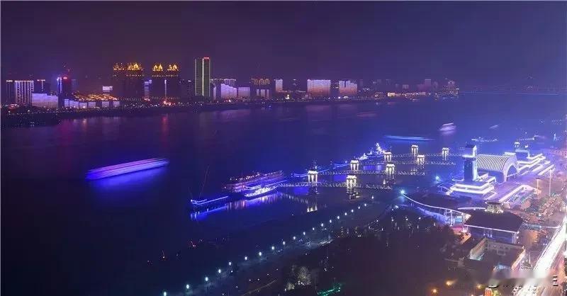 重庆国庆灯光秀吸引1.8亿人次，带动消费65亿元，两江游轮+冰雪城堡组合创单日1