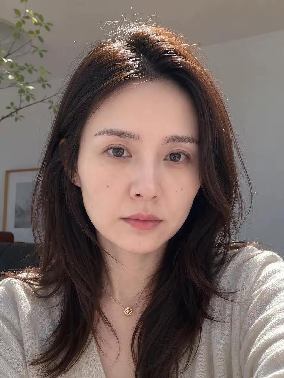 昨天回娘家吃包子，刚咬一口，肉馅掉在裤子上。我正低头擦呢，弟媳“啪”把筷子拍在桌