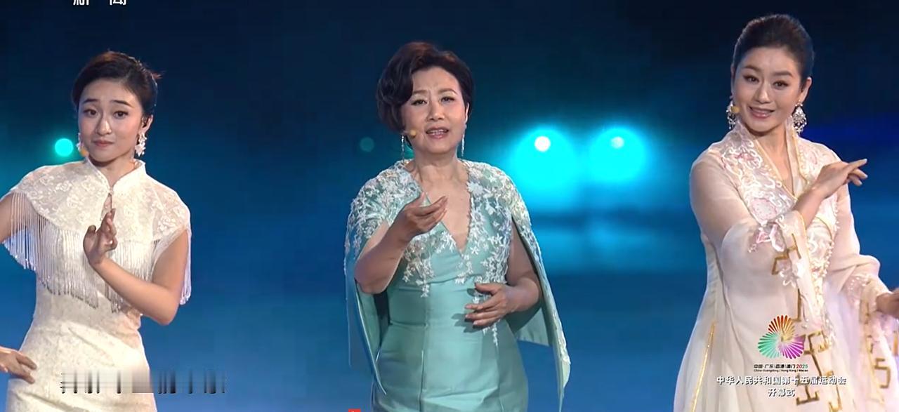 78岁的汪明荃，参加了全运会的文艺演出。她同广东和澳门的另外两位年轻的粤剧演