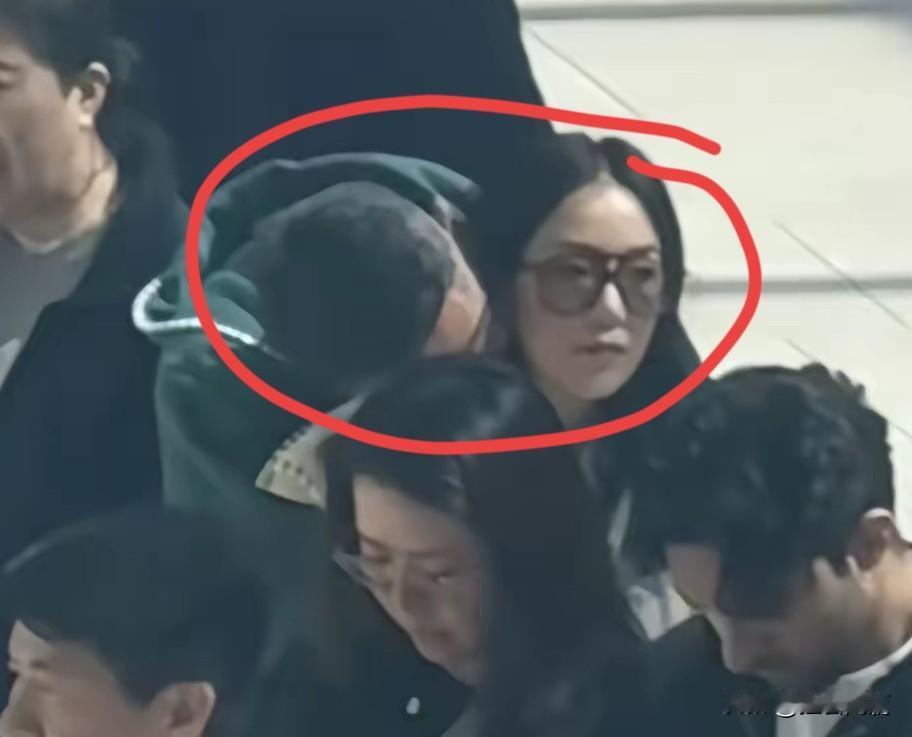 林建岳女婿和其他女性亲密同行，基本坐实了林恬儿离婚的传闻！林恬儿（Emil