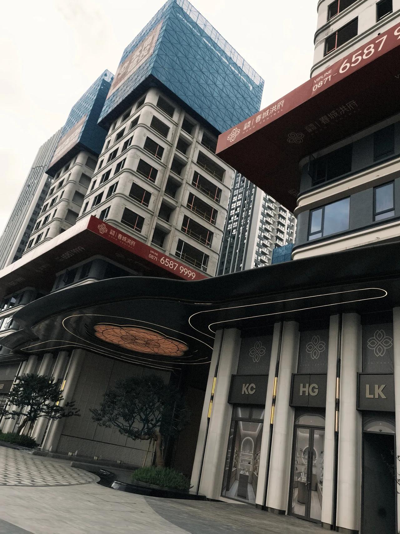 人民西路也是慢慢的好起来了，这个是云南建投的府，叫春城洪府，在地铁3号线梁家河地