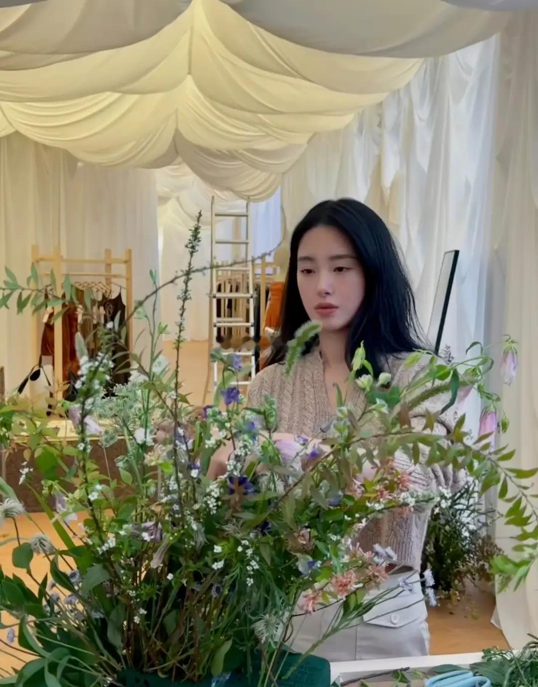 官宣当妈妈后的杨采钰真和怀孕前没什么两样，生娃差不多四个月，杨采钰又开始忙工作，