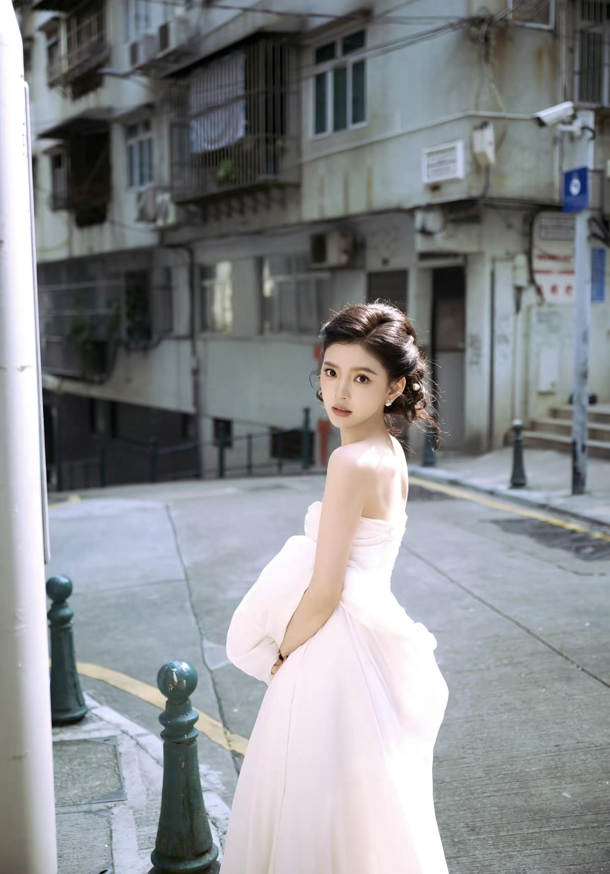 没有繁复缀饰，只凭一袭抹胸白裙，章若楠把简约穿出了极致的优雅，裙摆轻扬的瞬间，满
