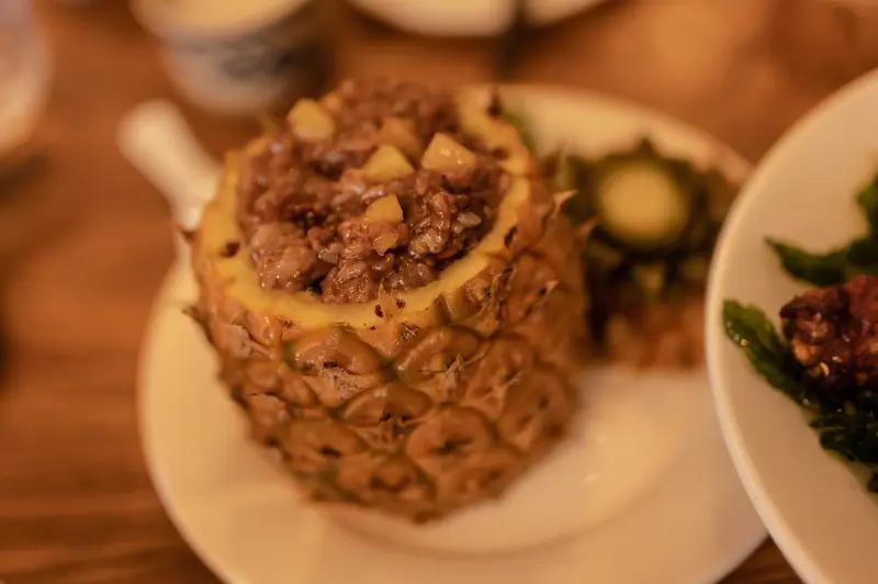 英国首相访华第一餐：放弃国宴直奔云南菜馆，一锅牛肝菌焖饭吃得精光！家人们惊