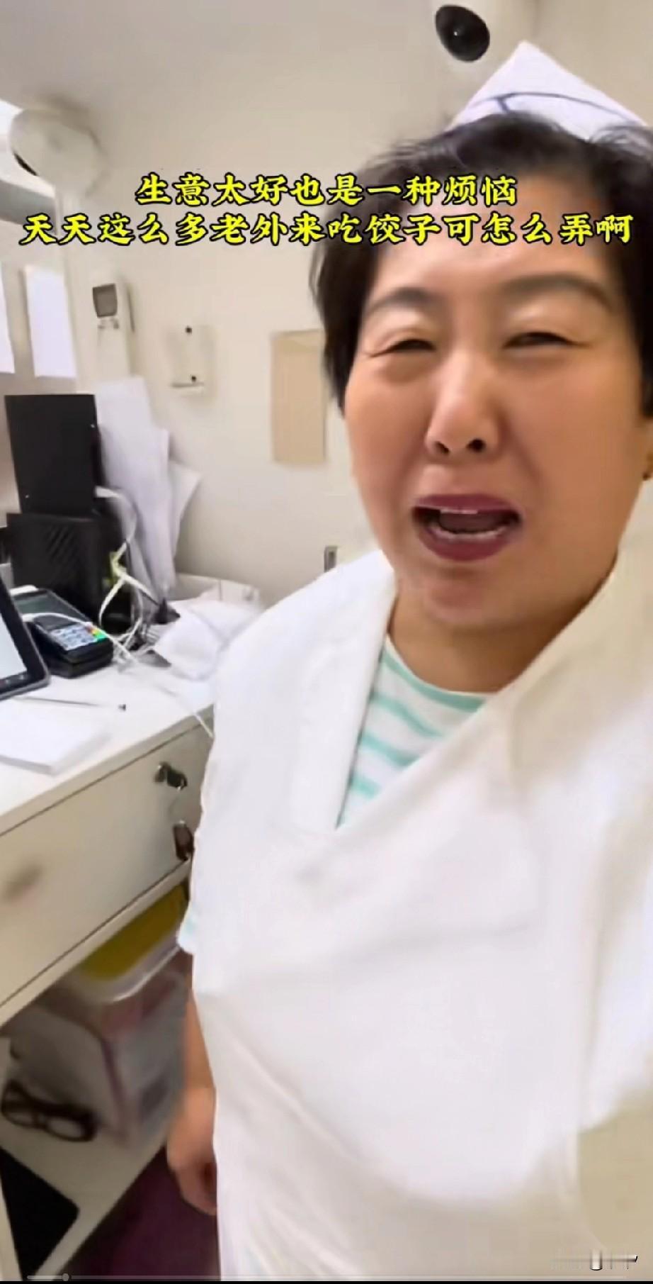 那法国人真没吃过什么好东西，一盘饺子就能火成这样，法国饺子馆生意太好，愁坏老