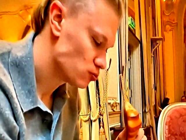 更衣室的汗还在冒时，餐厅那边先响了警报。挪威队一路冲进16强，结果主厨按着对阵