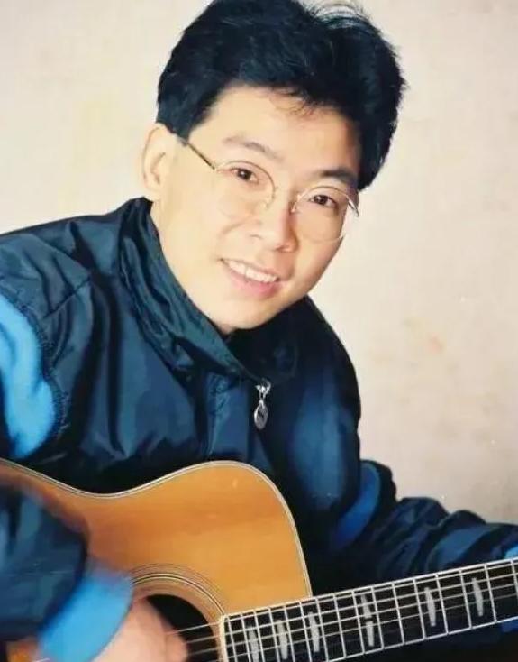 1982年，张明敏唱完《我的中国心》后，被香港乐坛除名，正当他心灰意冷准备回电子