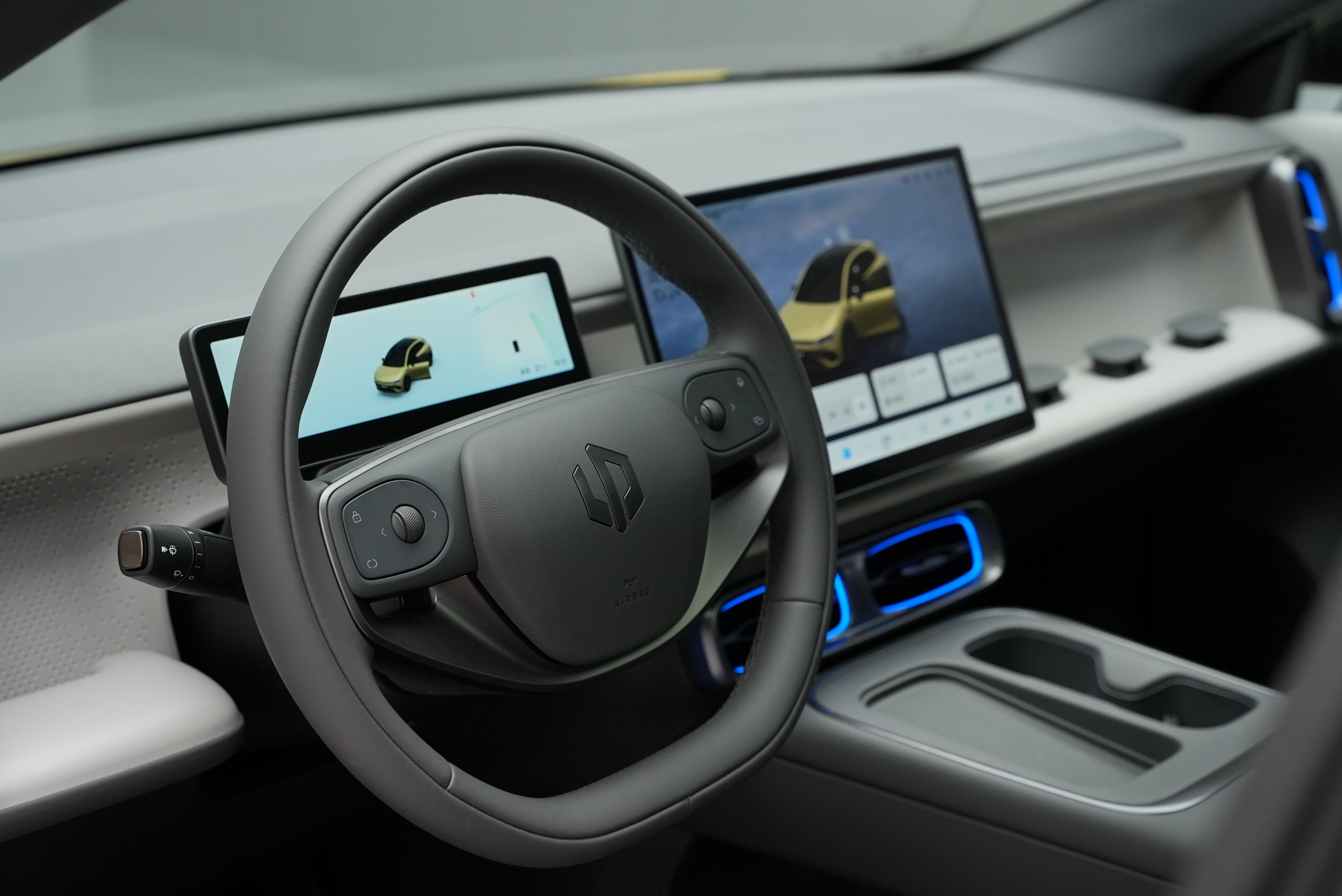 零跑是一个平价汽车品牌，相当平价。但人家的设计真值得其他平价汽车品牌学一下，特别