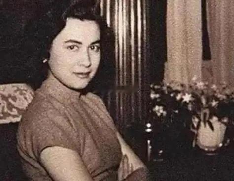 一天深夜，黎婉华问何鸿燊：当年你娶我，究竟因为爱我，还是因为我父亲的身份？”赌王