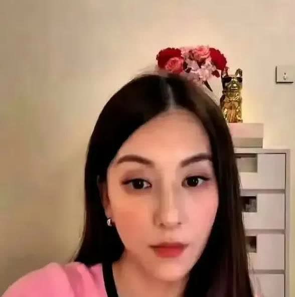 郭富城的妻子方媛直播时，忘了开美颜滤镜了。这生图的脸，也太长太窄了，