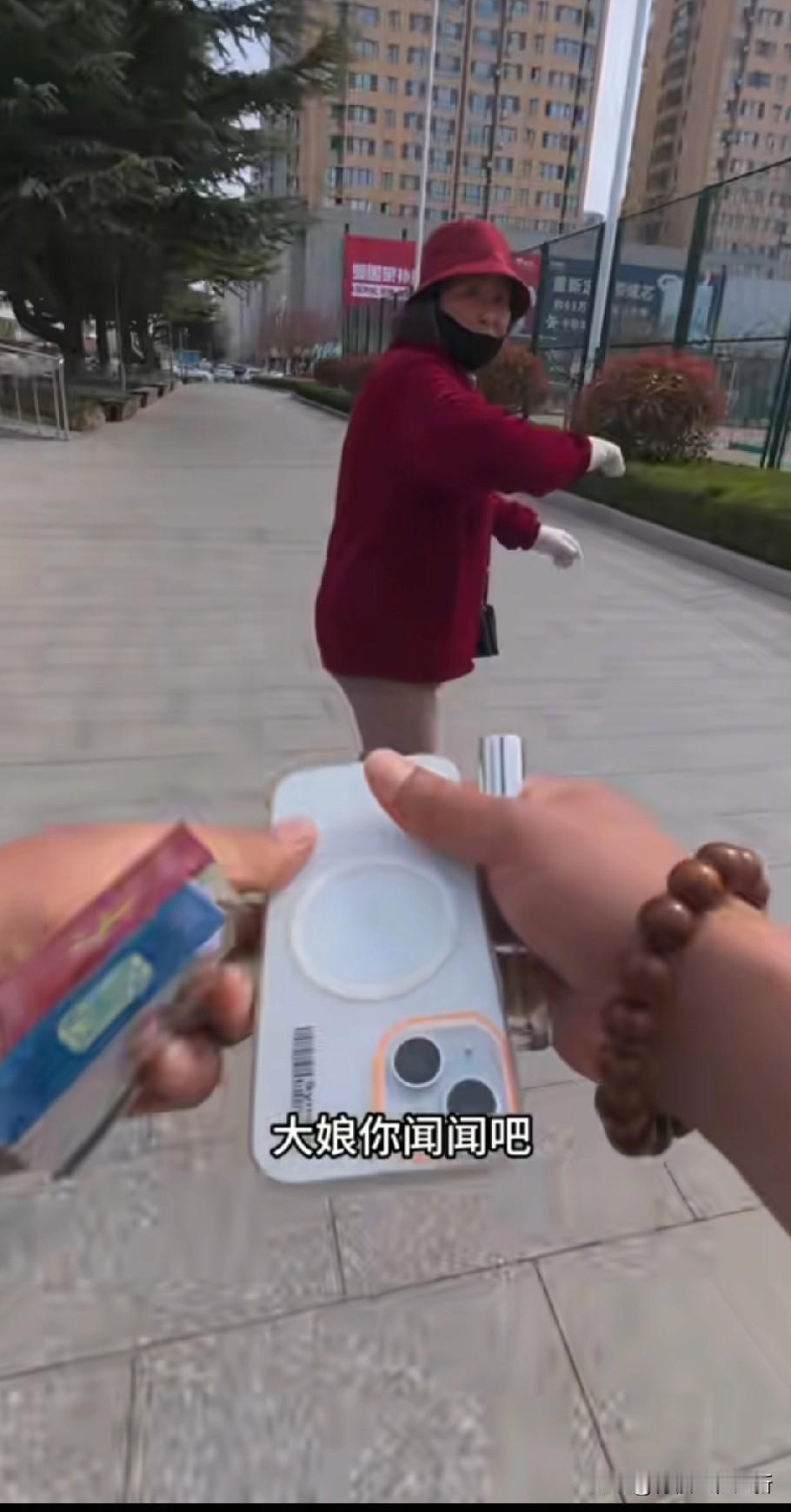 举报了！这种人真可恨，把恶俗当幽默。在抖音上刷到一个视频段子，两个年轻人，两人