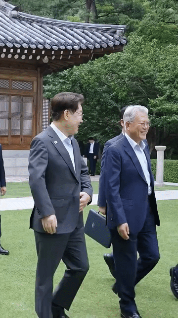 李在明与文在寅真的是亦师亦友的关系吗？其实不然，李在明从来没承认过文在寅是他的师