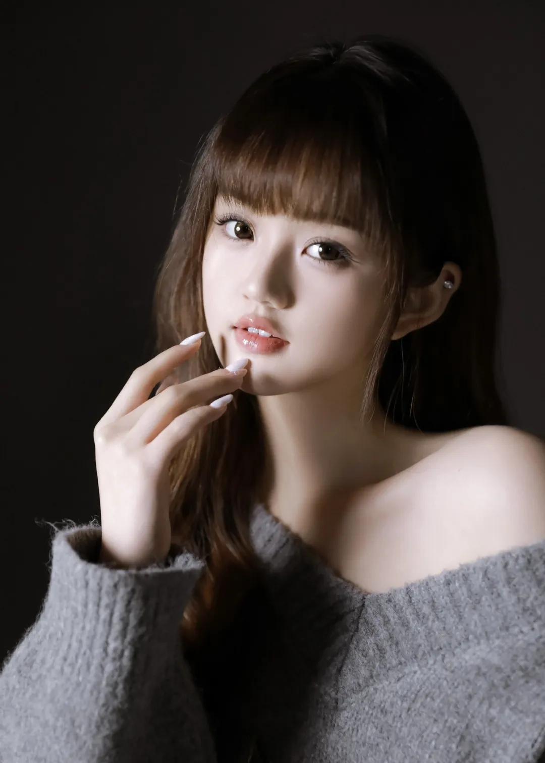 笑话：老婆半夜醒来，发现老公正看着她发呆，便问：“你不睡觉瞪我干吗？”老公说：“