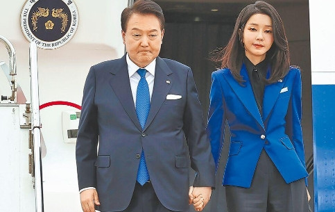 金建希比起尹锡悦聪明多了，知道负隅顽抗没意义，索性大方的出来道歉，并且表示会认真
