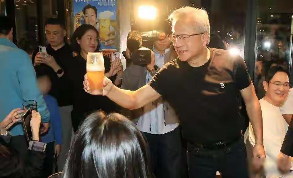 黄仁勋手拿食物眼睛发光，手拿科技材料满脸堆笑。感觉他是幸运的人，喜欢工作，热爱生