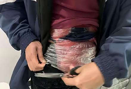 我就想问一下猪内脏国内很缺吗？居然绑在身上从国外偷偷带进国内。近日，云南海关工作