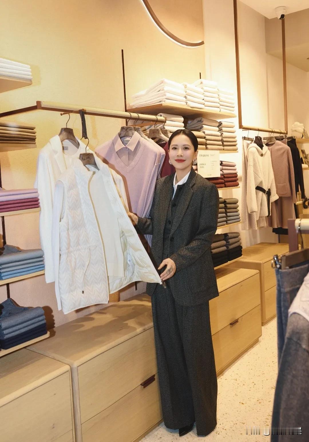 再美的演员，也得找对穿搭，穿搭合适了，就又美回来了。47岁的演员海清现身北京参