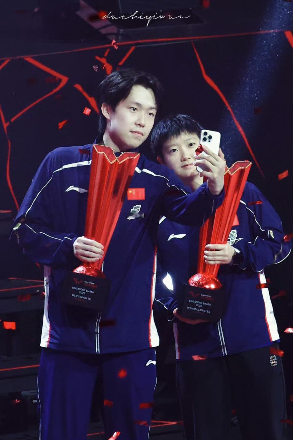 浮云卷霭，明月流光赛场并肩，光影同行。孙颖莎与王楚钦，以热爱为光，以坚持为