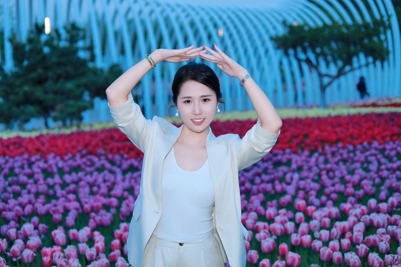 太原人像摄影约拍跟拍晋阳湖郁金香人像原创摄影郁金香花海花海拍照花海里的白月光